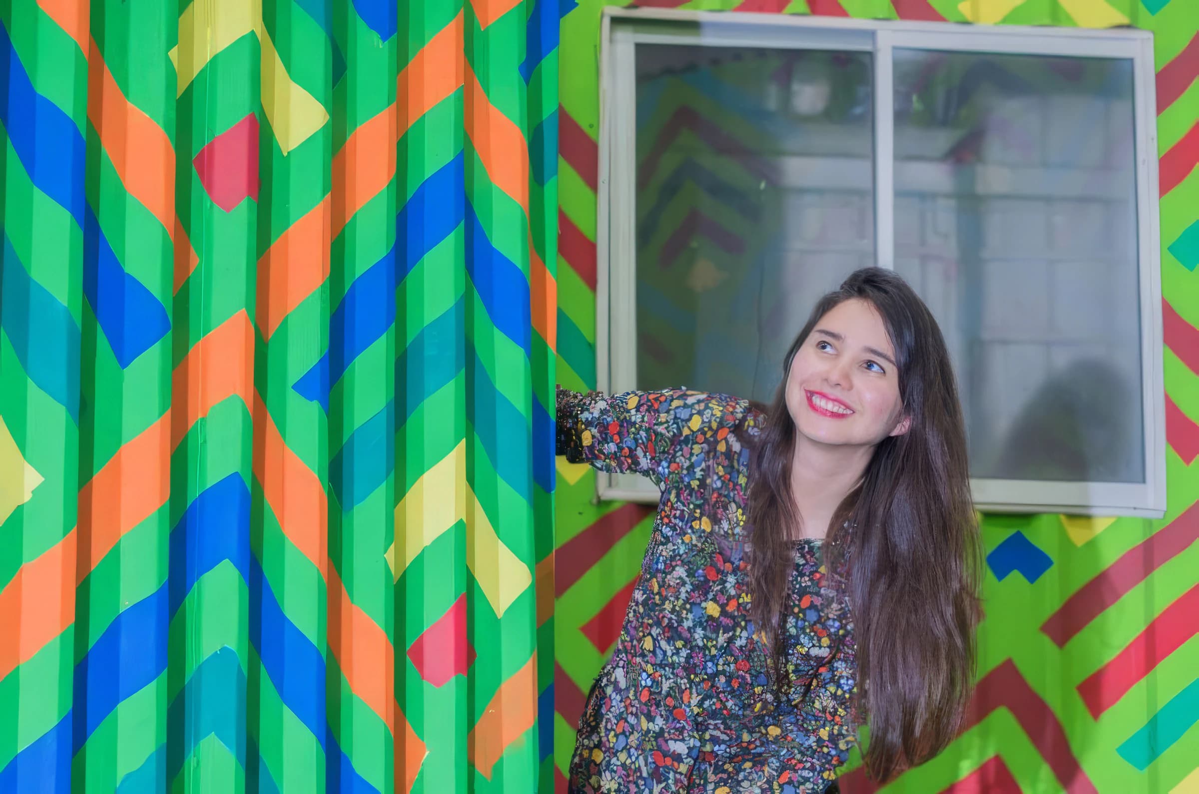 Mariela Montoya frente a un mural