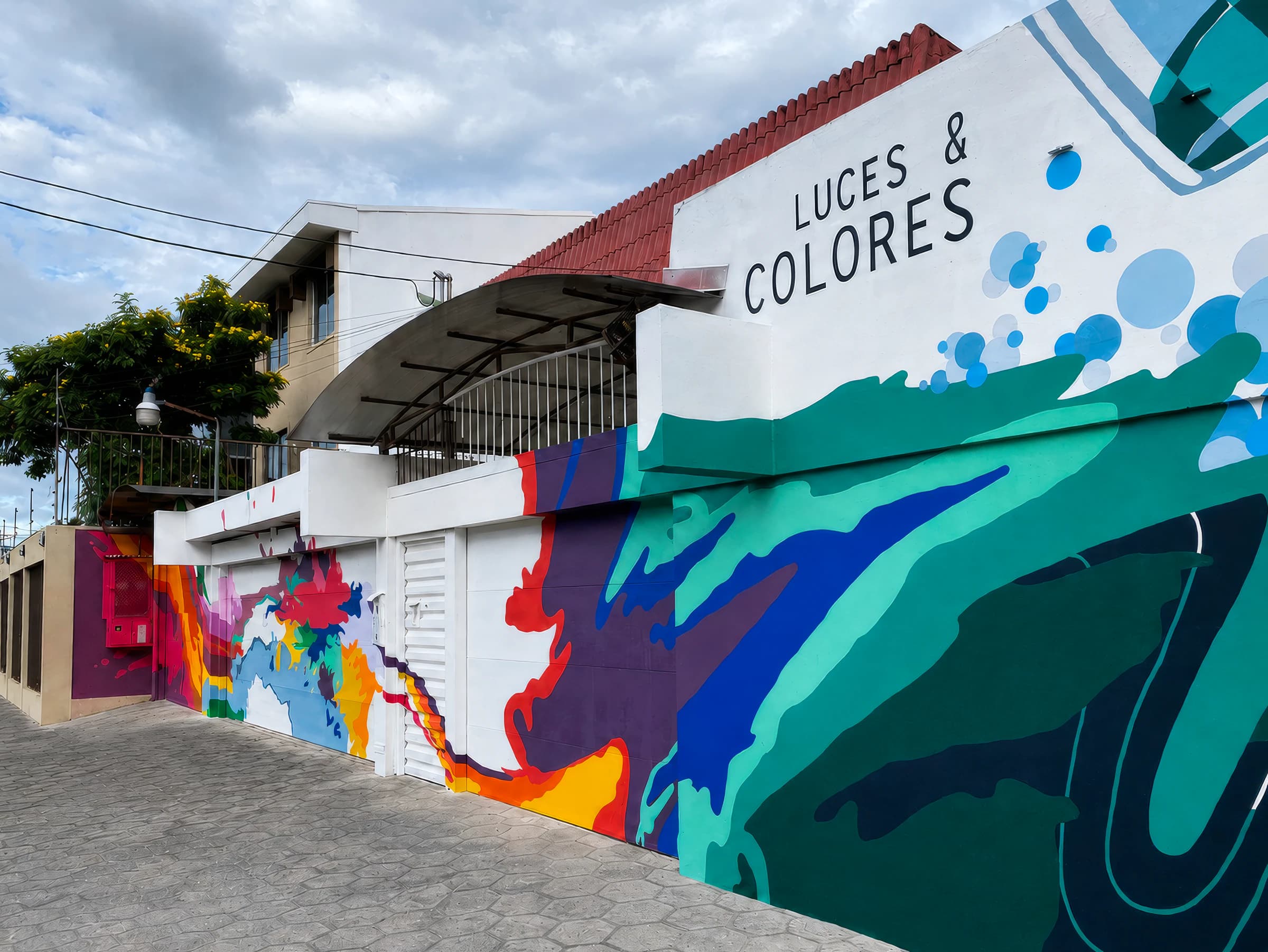 Mural de luces y colores en Francisco Peralta